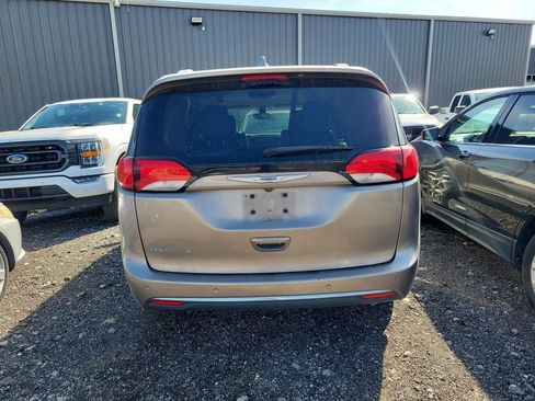 Used 2018 Chrysler Pacifica Touring-L w/ Tire & Wheel Group FWD image 5