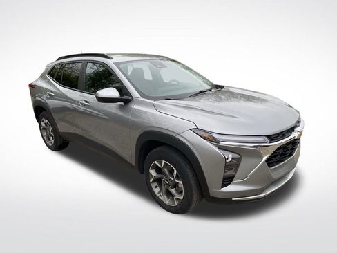 Used 2024 Chevrolet Trax LT w/ Driver Confidence Package FWD image 9