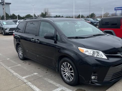Used 2018 Toyota Sienna XLE image 6