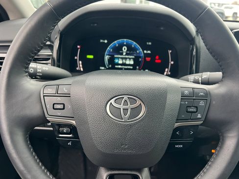 Used 2025 Toyota Camry LE w/ Convenience Package image 19