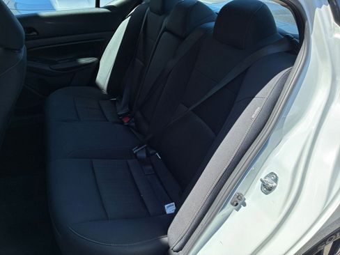 Used 2025 Nissan Altima 2.5 SV FWD image 38