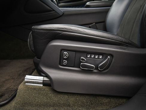 Used 2022 Bentley Bentayga image 43