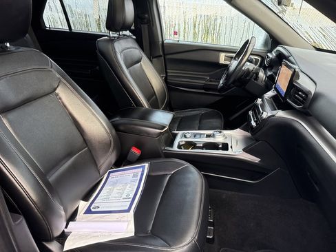Used 2020 Ford Explorer XLT w/ Equipment Group 202A image 31