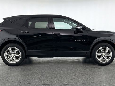 Used 2025 Chevrolet Blazer LT FWD image 11