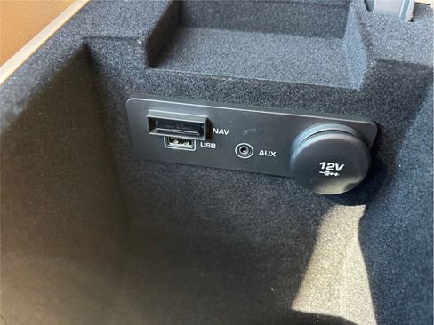 Used 2018 Jaguar XF Premium image 38