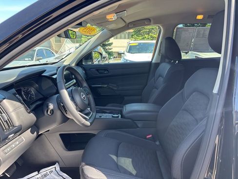 Used 2025 Nissan Pathfinder SV AWD/4WD image 19