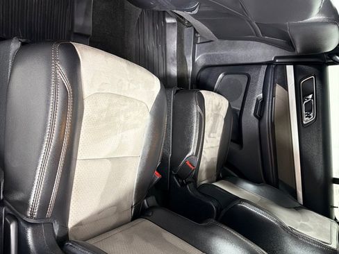 Used 2017 Ford Explorer XLT w/ Equipment Group 202A AWD/4WD image 17