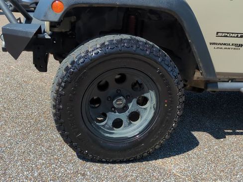 Used 2018 Jeep Wrangler Unlimited Sport w/ Connectivity Group AWD/4WD image 10
