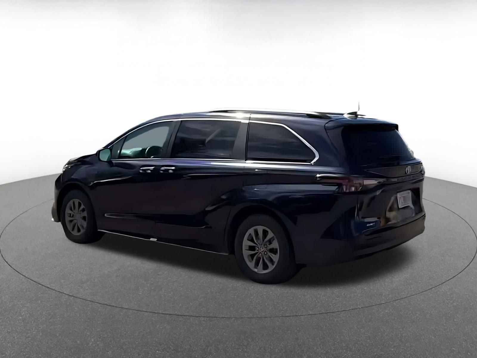 Used 2025 Toyota Sienna XLE FWD image 14