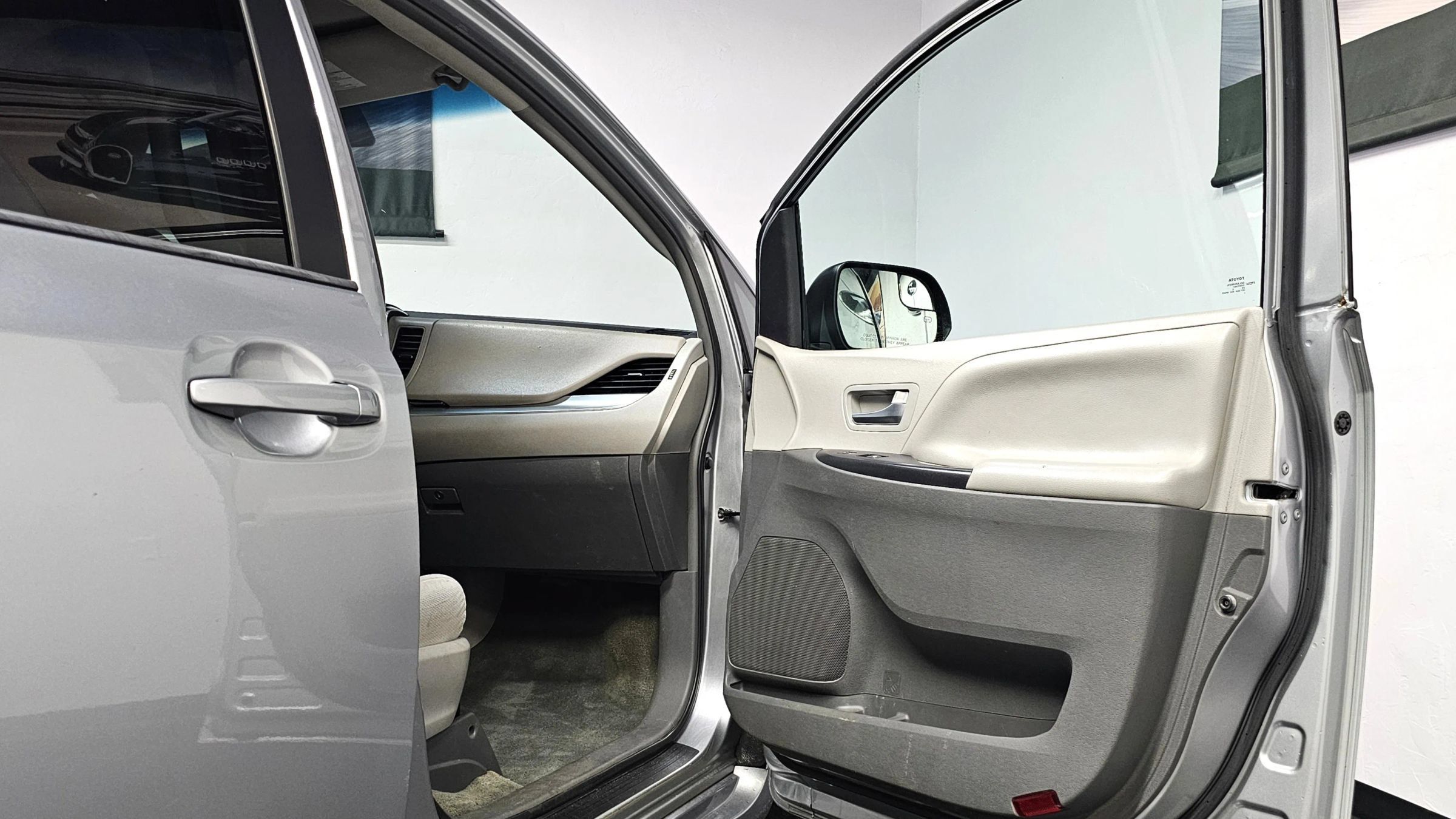 Used 2016 Toyota Sienna LE FWD image 33