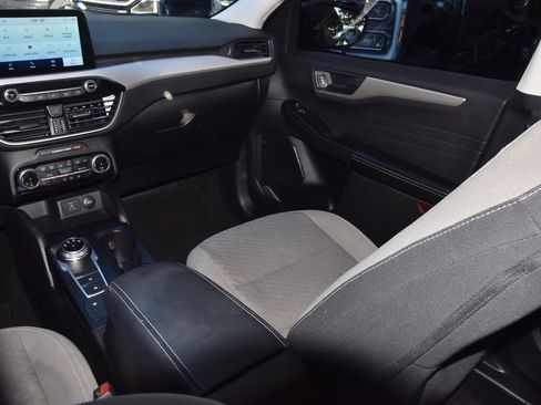 Used 2022 Ford Escape SE w/ SE Sport Appearance Package image 17