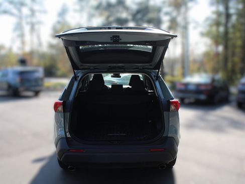 Used 2022 Toyota RAV4 XLE image 9