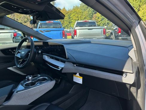 Used 2025 Cadillac Optiq Luxury 1 AWD/4WD image 20