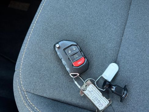 Used 2025 Jeep Wrangler Unlimited Sahara AWD/4WD image 18