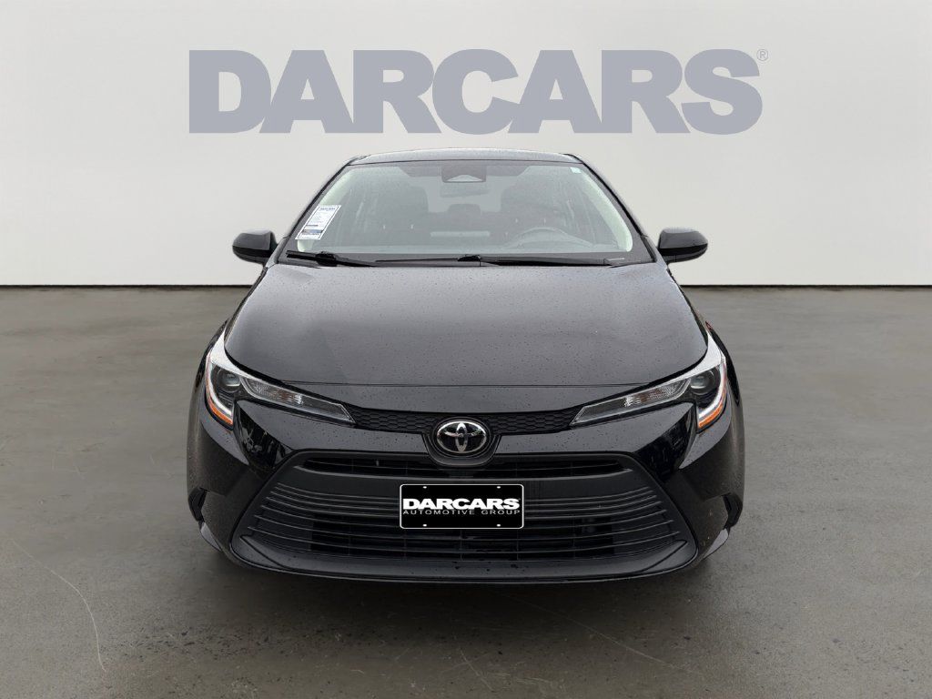 Used 2024 Toyota Corolla LE FWD image 2