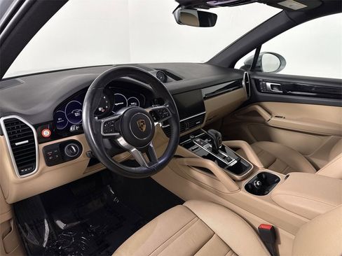 Certified 2023 Porsche Cayenne Platinum Edition image 4