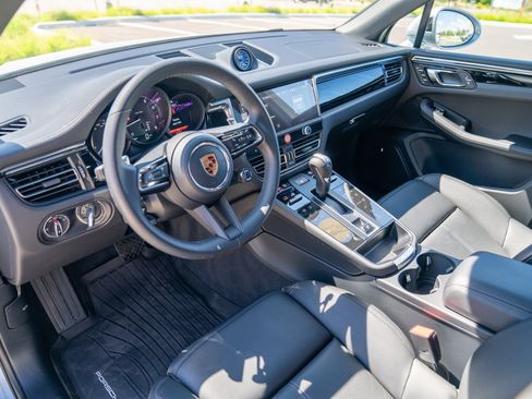 Certified 2026 Porsche Macan AWD/4WD image 4
