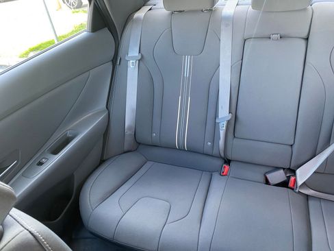 Used 2025 Hyundai Elantra SEL image 39