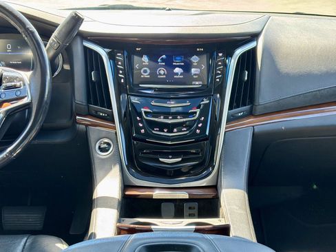 Used 2019 Cadillac Escalade Luxury AWD/4WD image 28