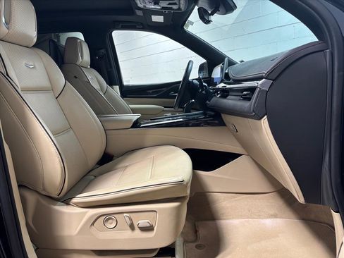 Used 2023 Cadillac Escalade Premium Luxury image 32