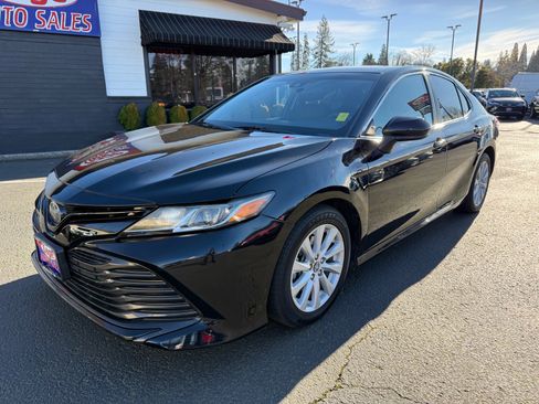 Used 2019 Toyota Camry LE FWD image 3