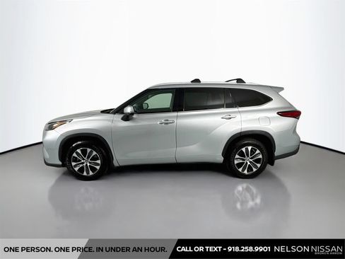 Used 2022 Toyota Highlander XLE AWD/4WD image 8