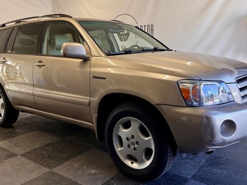 Used 2005 Toyota Highlander 4WD V6 w/ 3rd Row image 1