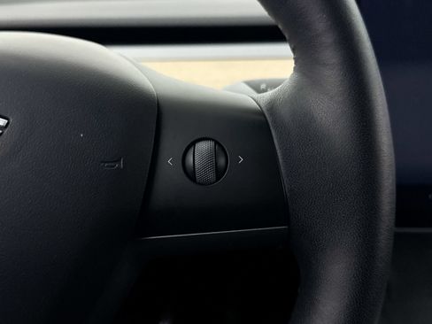 Used 2022 Tesla Model Y Long Range AWD/4WD image 37