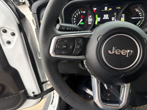 Used 2024 Jeep Wrangler Unlimited Sahara AWD/4WD image 18