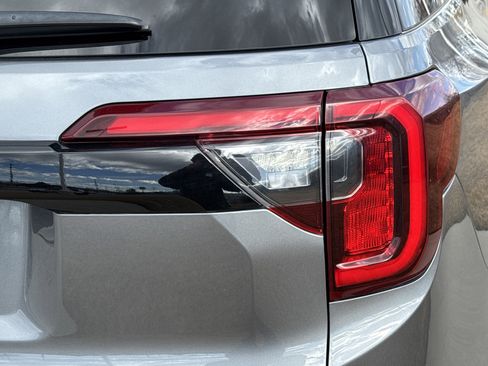 Used 2021 GMC Acadia SLE w/ Driver Convenience Package image 11