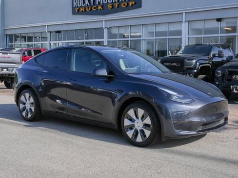 Used 2024 Tesla Model Y Long Range AWD/4WD image 3