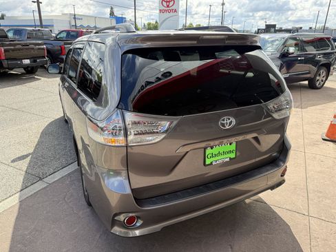 Used 2015 Toyota Sienna SE Premium FWD image 4