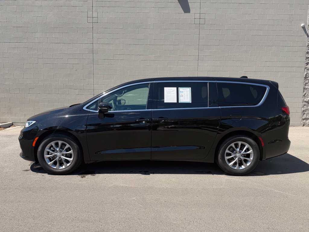 Used 2026 Chrysler Pacifica Limited FWD image 2