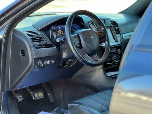 Used 2019 Chrysler 300 S image 11