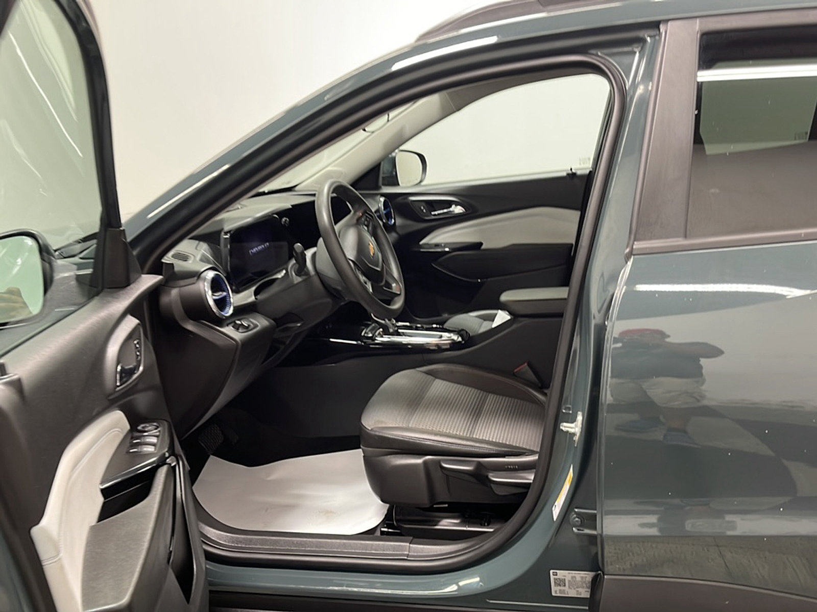 Used 2025 Chevrolet Trax LT FWD image 2