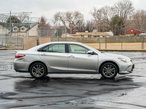 Used 2016 Toyota Camry SE image 4