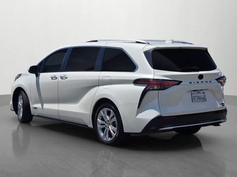 Used 2021 Toyota Sienna Platinum FWD image 4
