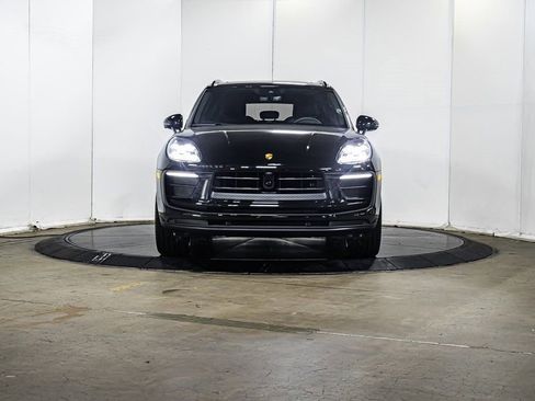 Certified 2025 Porsche Macan image 10