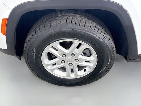 Used 2022 Jeep Grand Cherokee Laredo w/ Luxury Tech Group I image 38