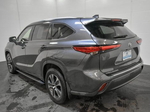 Used 2022 Toyota Highlander XLE image 6