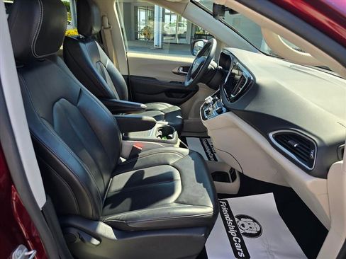 Used 2023 Chrysler Pacifica Touring-L FWD image 15