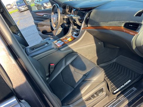 Used 2017 Cadillac Escalade Premium Luxury AWD/4WD image 24