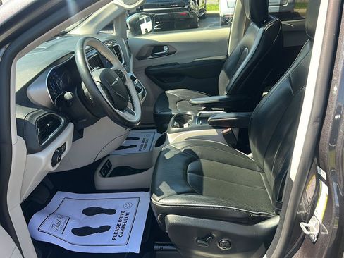 Used 2019 Chrysler Pacifica Limited FWD image 21