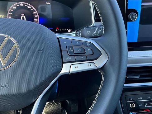 New 2026 Volkswagen Taos SE image 10