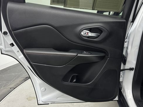 Used 2019 Jeep Cherokee Trailhawk image 27