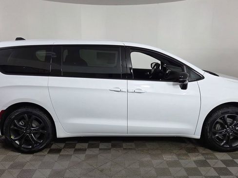 New 2026 Chrysler Pacifica Select image 8