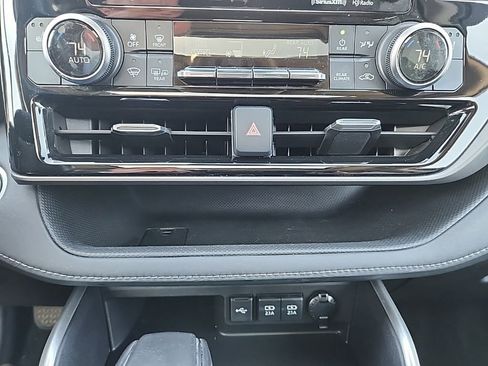 Used 2021 Toyota Highlander XLE AWD/4WD image 22