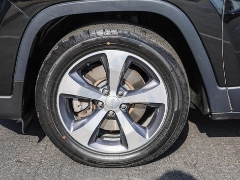 Used 2019 Jeep Cherokee Limited FWD image 27