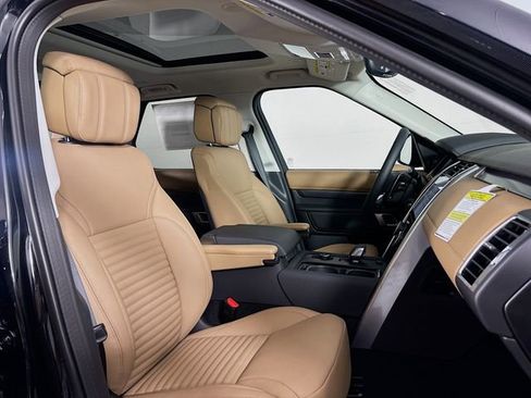 Used 2025 Land Rover Discovery Metropolitan Edition image 30