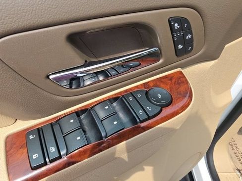 Used 2014 Chevrolet Tahoe LT w/ Luxury Package AWD/4WD image 15